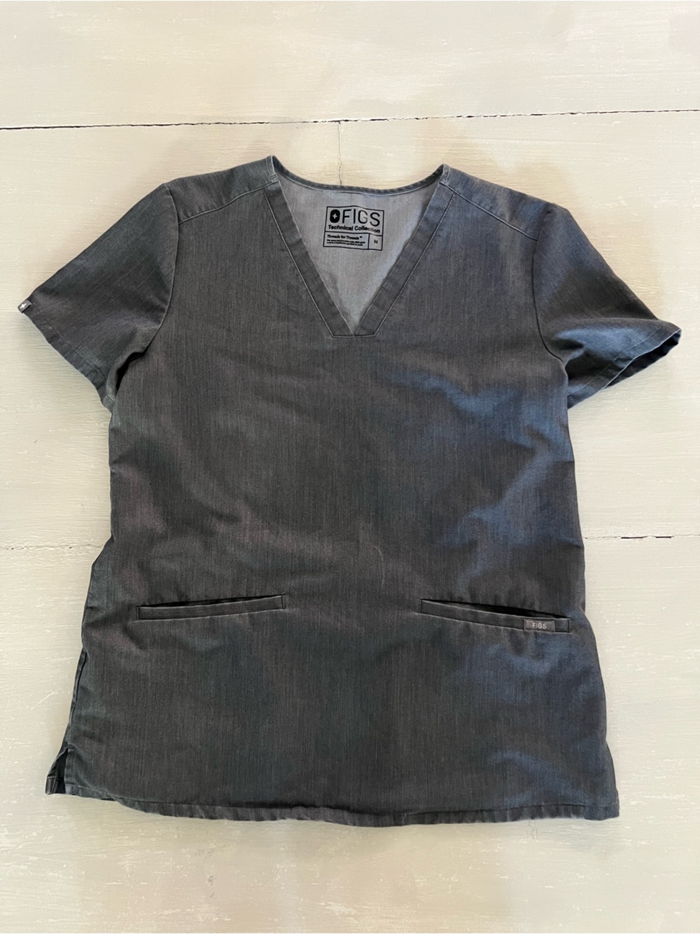 FIGS Catarina Technical Scrub Top Women’s M Charcoal Gray V Neck